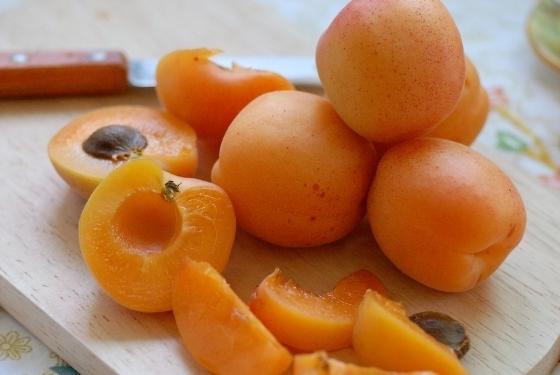 Onko mahdollista valmistaa makkaraa aprikooseista talvella ilman sterilointia? Käytä jotain kahta menetelmää