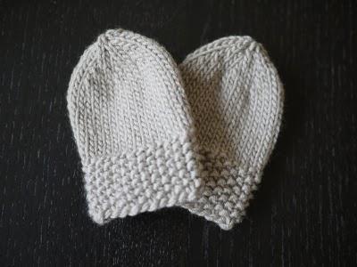 Helppo neulonta vastasyntyneille: hatut neulepuikoilla ja käsineillä